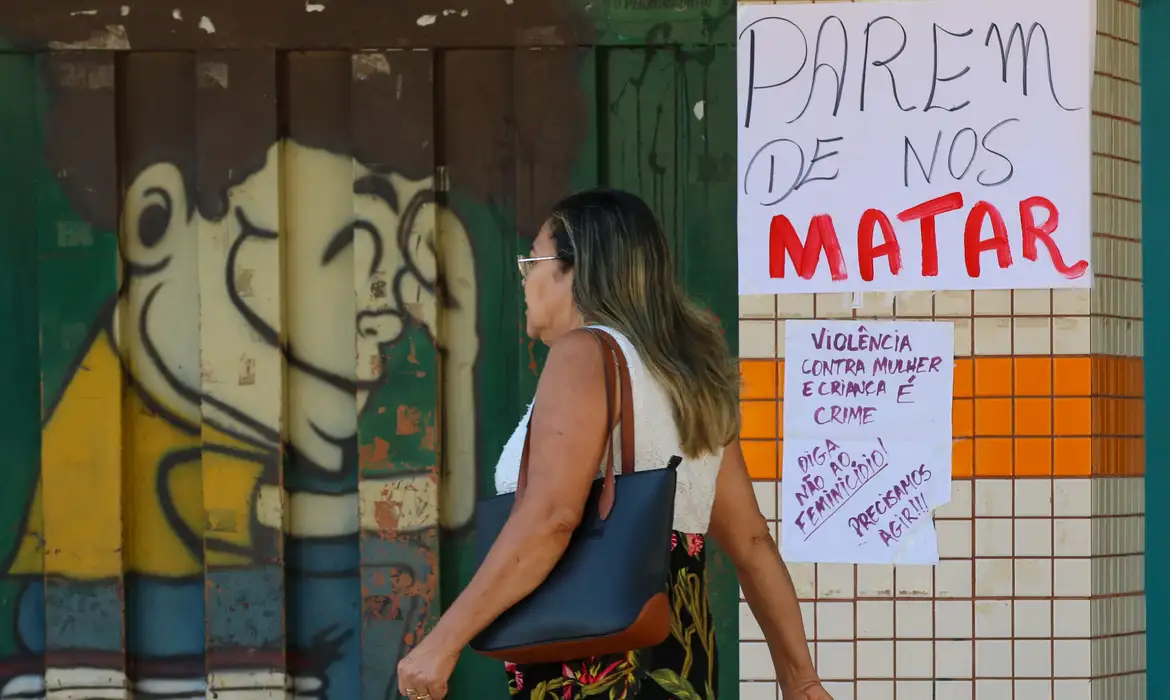 A cada 15 horas, uma mulher é vítima de feminicídio no país, diz pesquisa