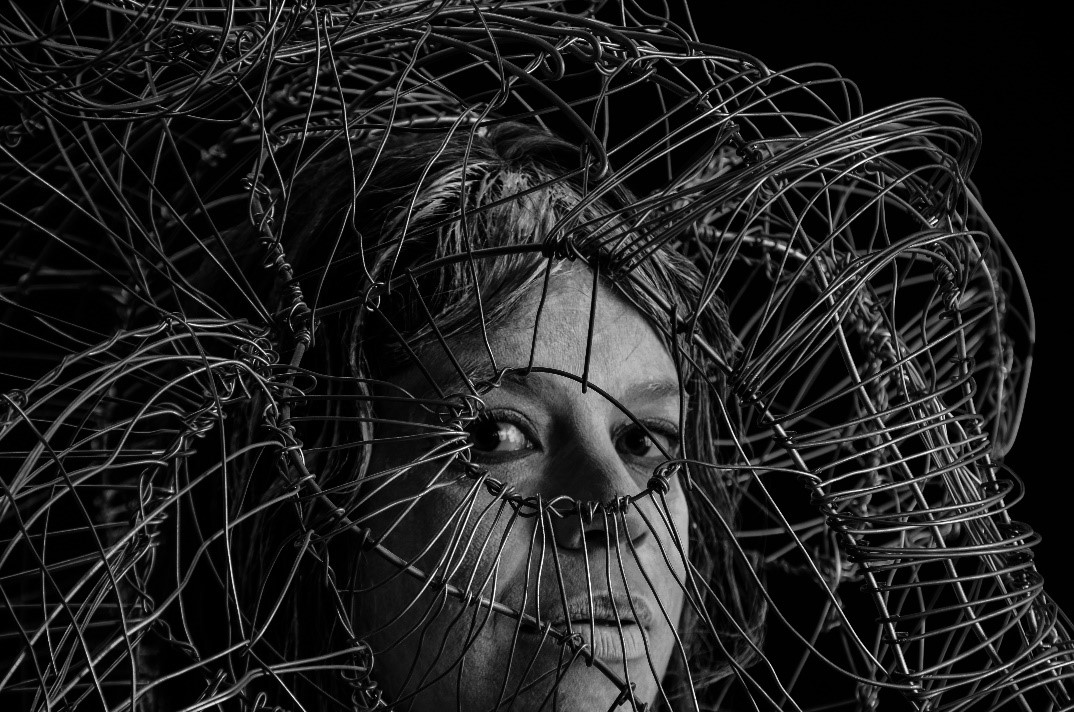 Bruna Betito explora condição da amante no monólogo “VACA”, no Sesc Taubaté