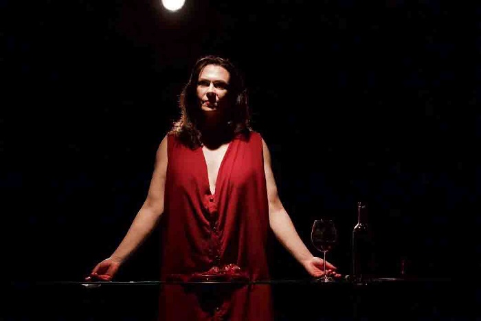 Peça “Vienen Por Mí”, com Fabia Mirassos, é destaque da programação deste sábado, no Sesc Taubaté