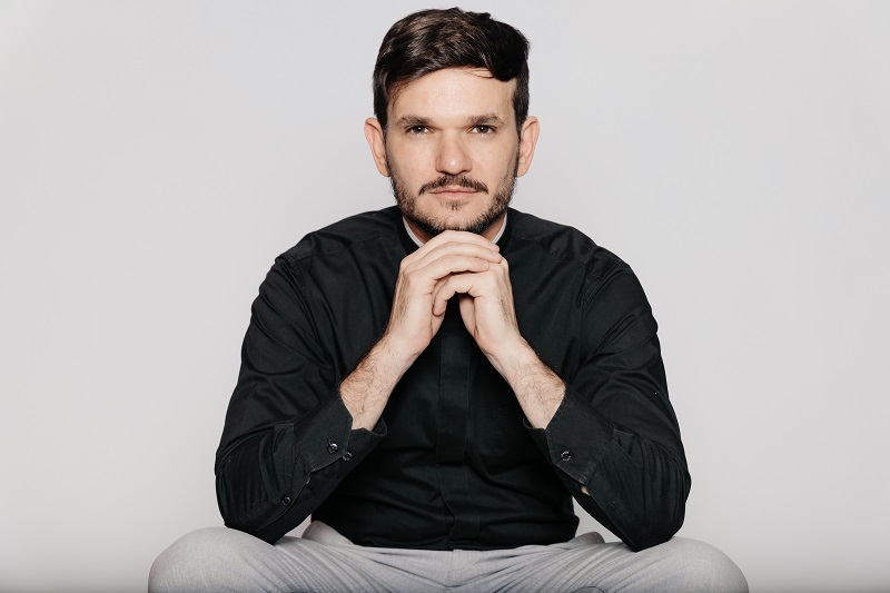 Sucesso na internet, Padre Patrick faz show em Taubaté dia 20