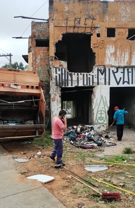 Prefeitura inicia demolição de prédio abandonado na Oswaldo Cruz