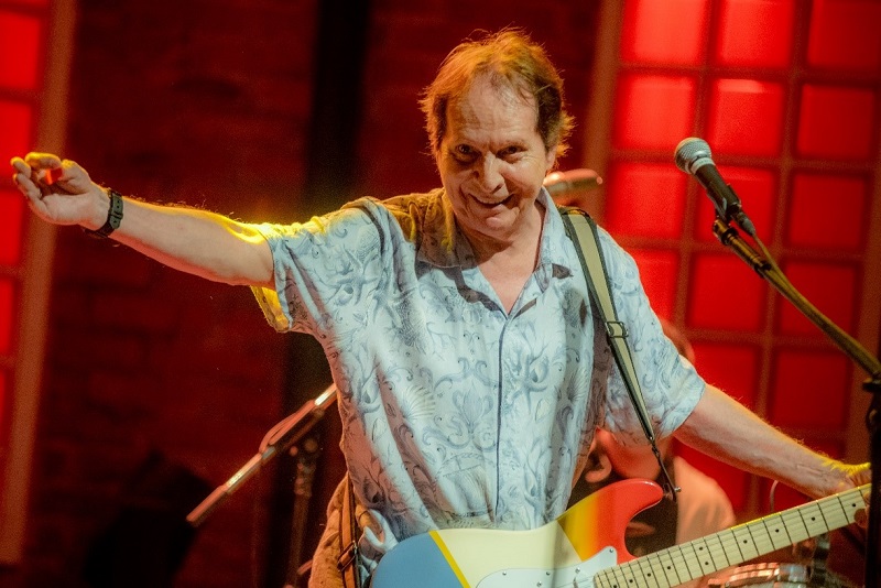 Beto Guedes apresenta o show “De Volta ao Clube” no Sesc Taubaté