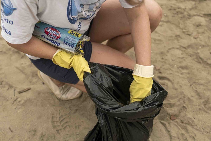 No Dia do Oceano, Embalixo fornece atividades socioambientais para crianças em praia de Ubatuba