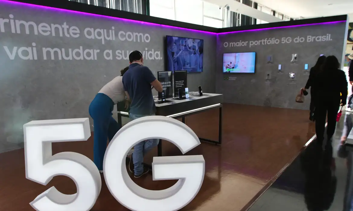 Anatel libera ativação do 5G no país inteiro 14 meses antes do prazo previsto