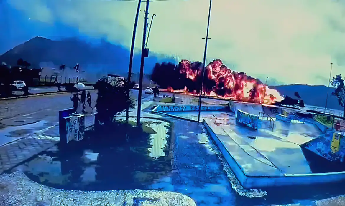 Avião de pequeno porte cai no mar em Ubatuba