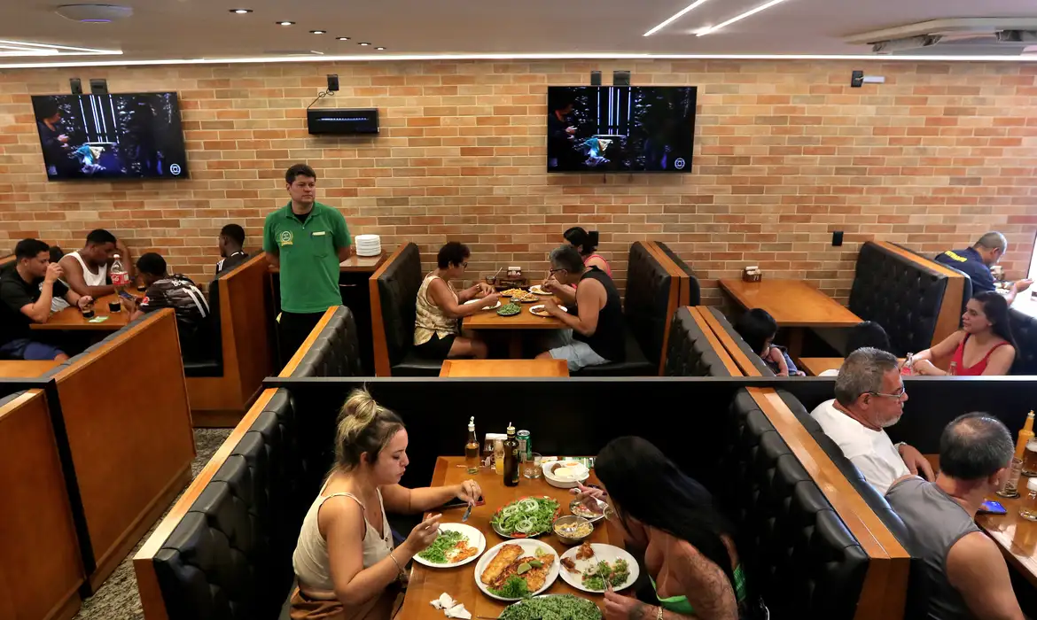 Tarcísio publica decreto que fixa ICMS em 4% para bares e restaurantes