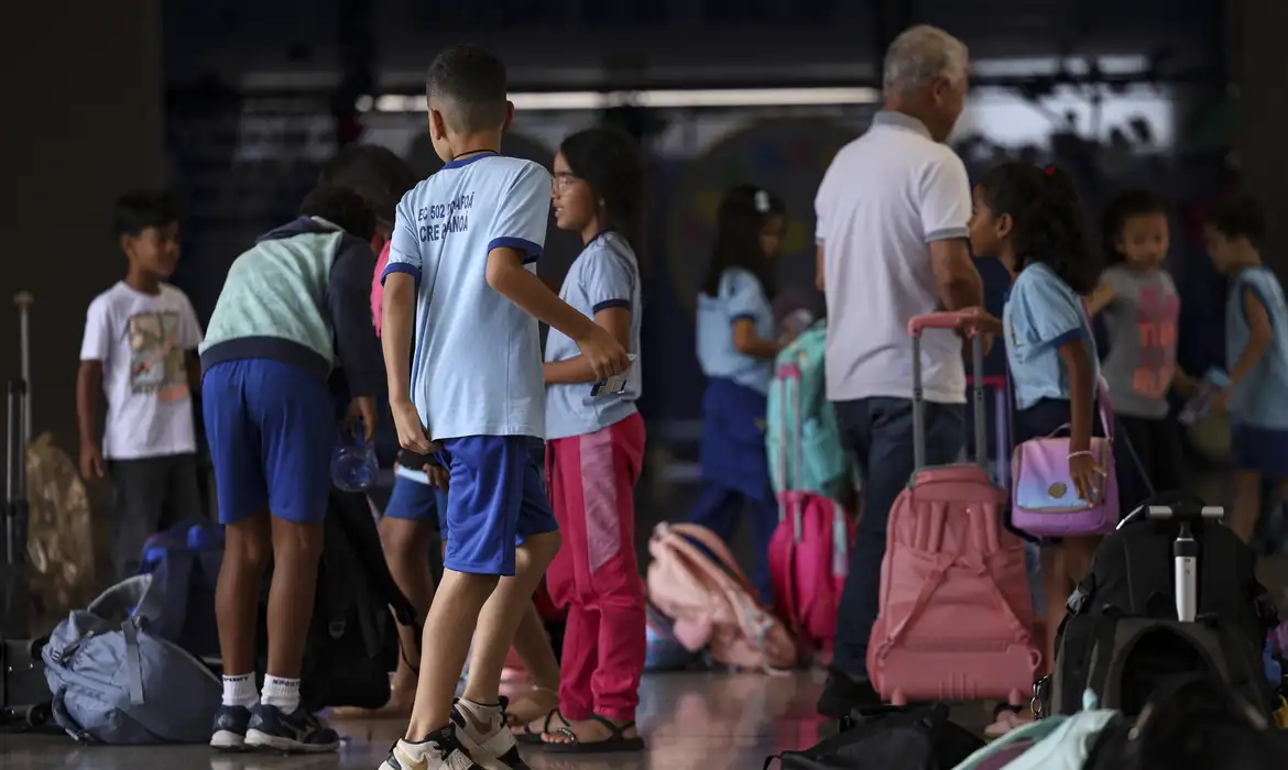 Número de alunos aumenta no ensino médio, mostra Censo Escolar 2024