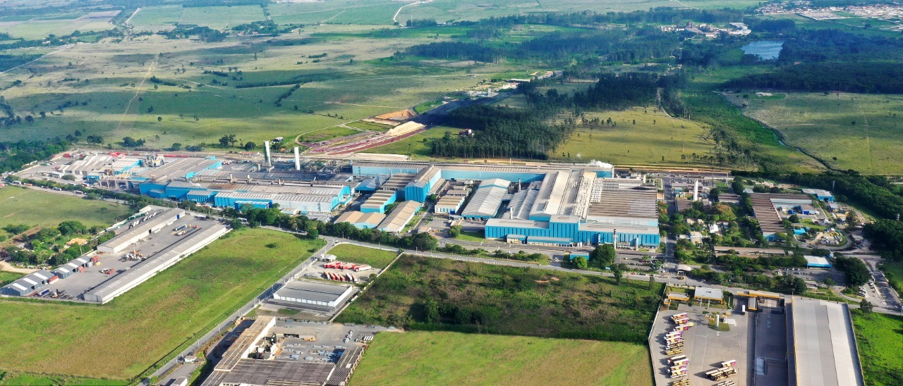 Novelis celebra entrega parcial de investimentos de R$ 450 milhões em sua fábrica de chapas, com presença de Alckmin