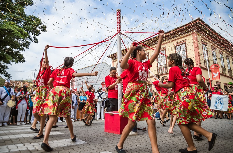 Festa do Divino Espírito Santo de São Luiz do Paraitinga reúne grupos de cultura popular e promove oficinas para estudantes
