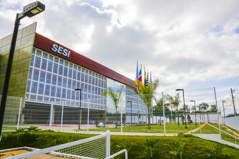 Parceria entre Prefeitura e SESI oferece vagas em natação, handebol, badminton e tênis de mesa