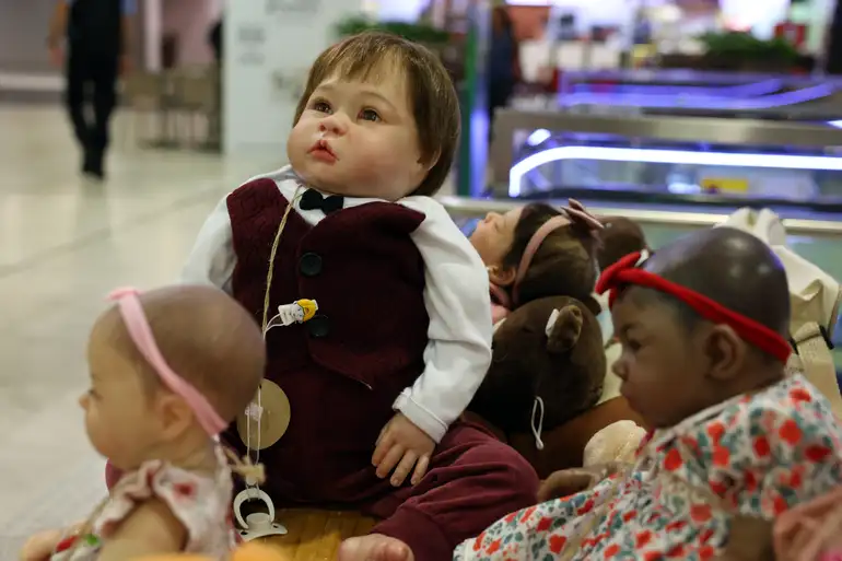 Bebês reborn: projeto quer proibir atendimento a bonecos hiper-realistas no SUS