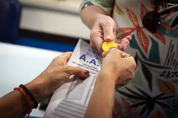 Aos 90 anos, Alcoólicos Anônimos têm maior participação feminina