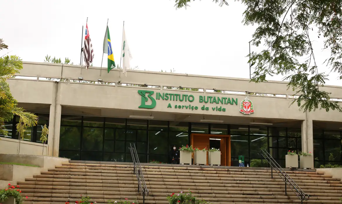 Butantan se prepara para testar vacina contra gripe aviária em humanos