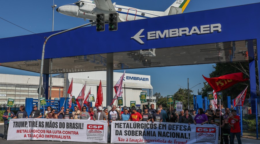 Em frente à Embraer, metalúrgicos protestam contra tarifaço de Trump