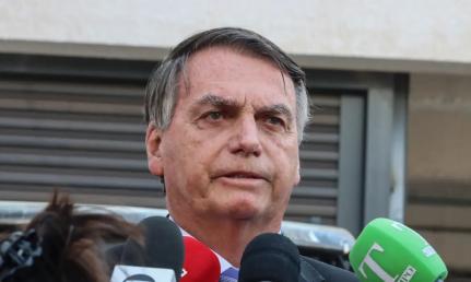 Bolsonaro é alvo de buscas da PF e passa a usar tornozeleira eletrônica