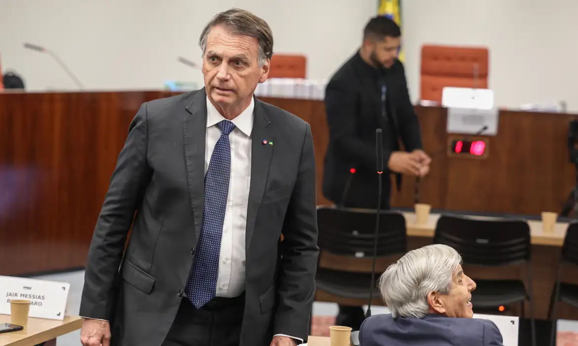 Moraes decreta prisão domiciliar de Bolsonaro