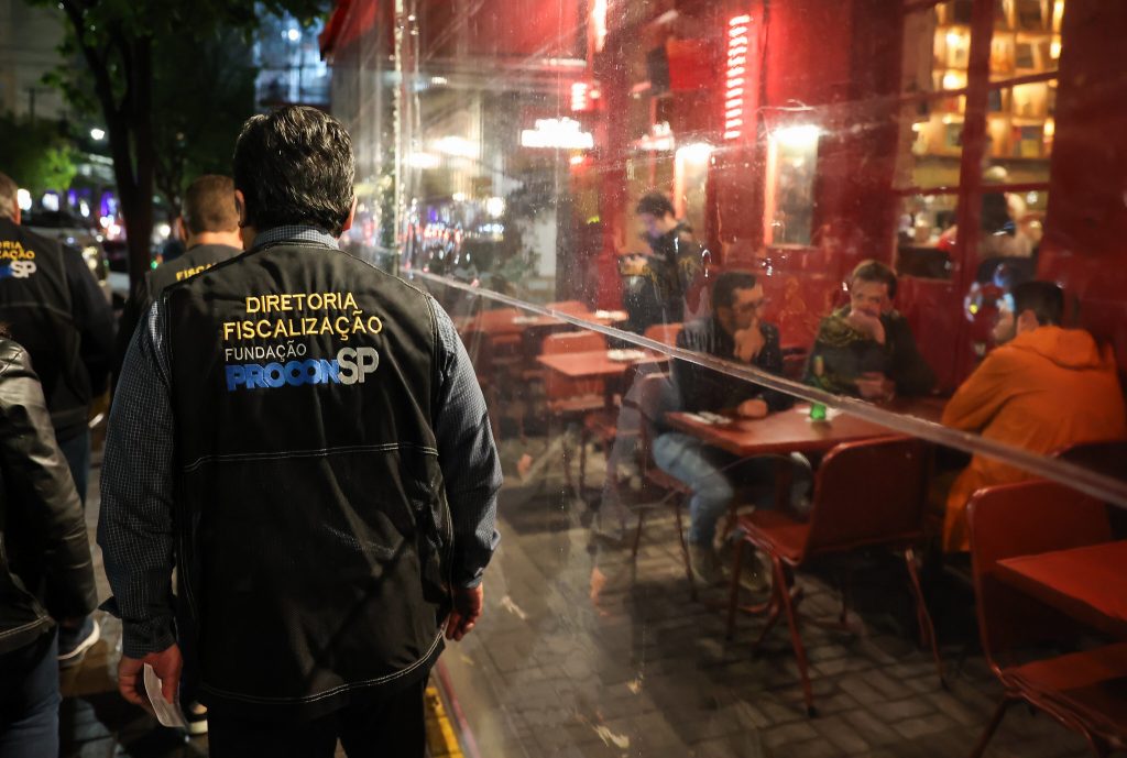 Governo de SP firma parceria com setor de bebidas para ampliar segurança e combater casos de intoxicação por metanol