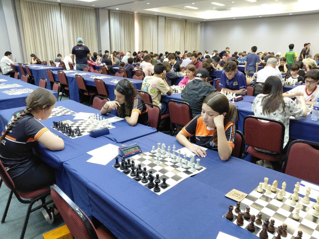 Aluna de 13 anos da rede municipal de Taubaté conquista bronze em competição internacional de xadrez