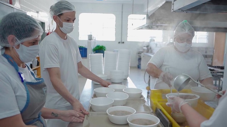 Grupo Marquise transforma resíduos orgânicos em adubo que produz hortaliças para 845 mil refeições em Taubaté