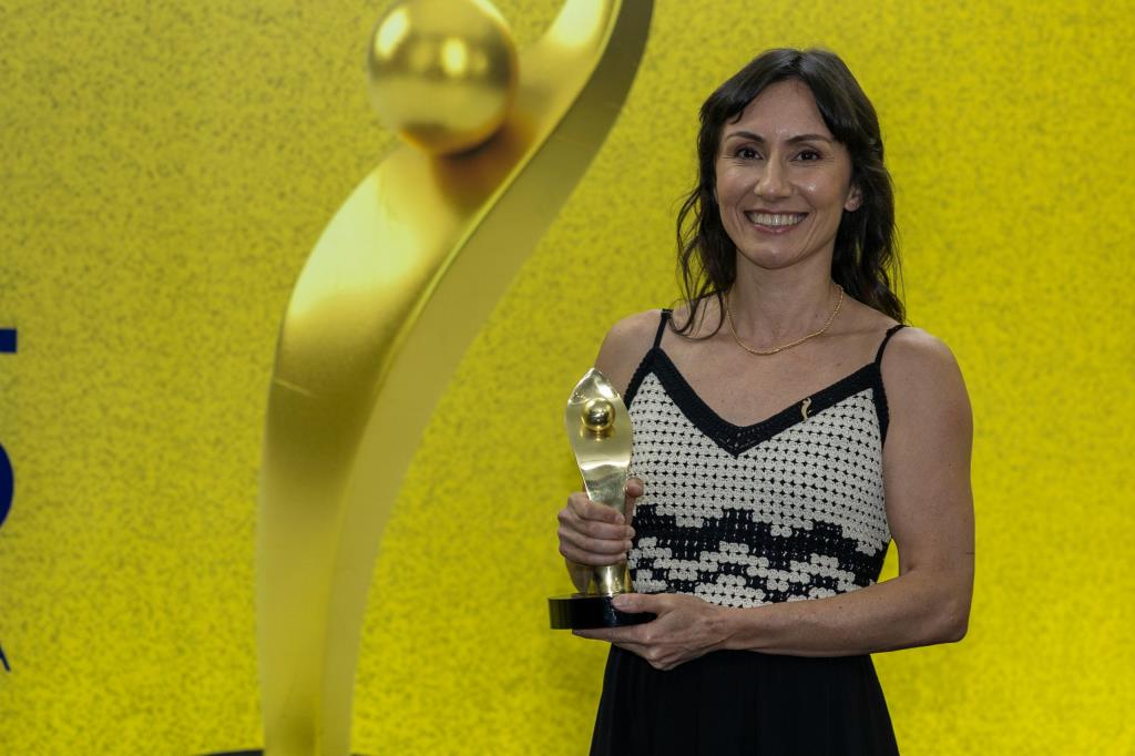 Atleta da equipe de Taubaté, Marina Dias é homenageada no Prêmio Brasil Paralímpico 2025