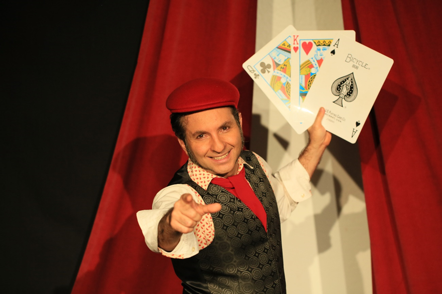 Sesc Taubaté recebe o espetáculo circense Artifaces neste sábado,10