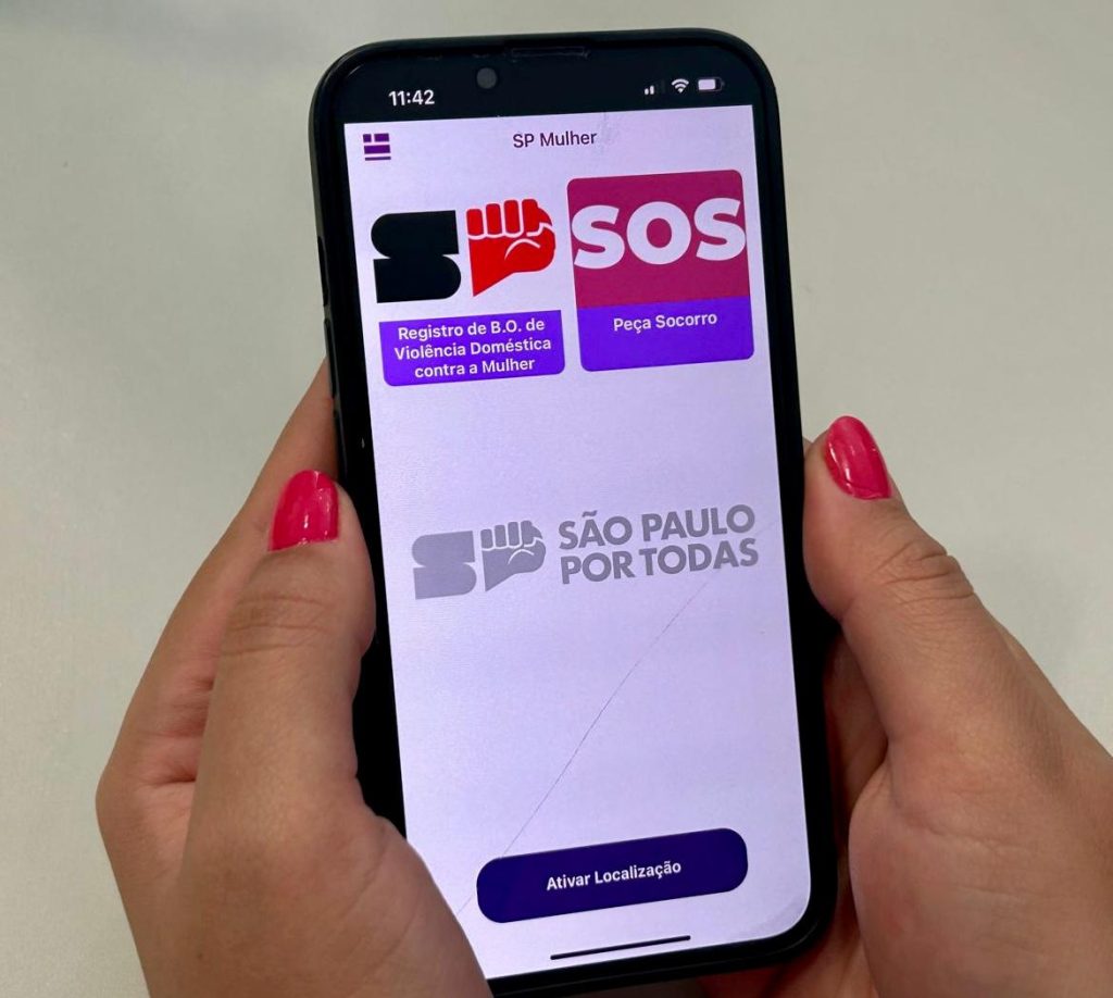 Tornozeleiras, botão do pânico em app e polícia especializada reforçam proteção às mulheres em SP
