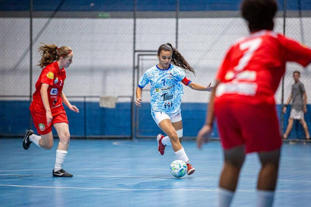 Seletiva de futsal feminino abre vagas para categorias de base em Taubaté