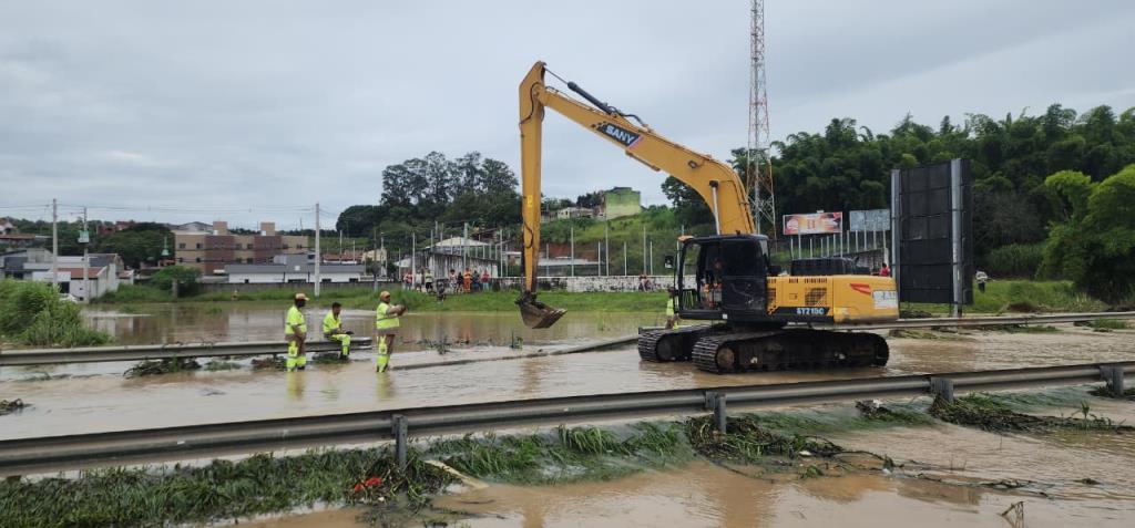 Prefeitura realiza desassoreamento e limpeza no córrego do Santa Tereza