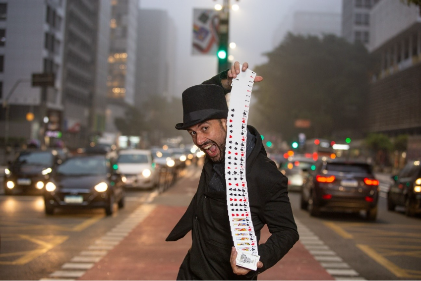 Sesc Taubaté recebe o espetáculo “Incrivelmente Mágico” neste domingo