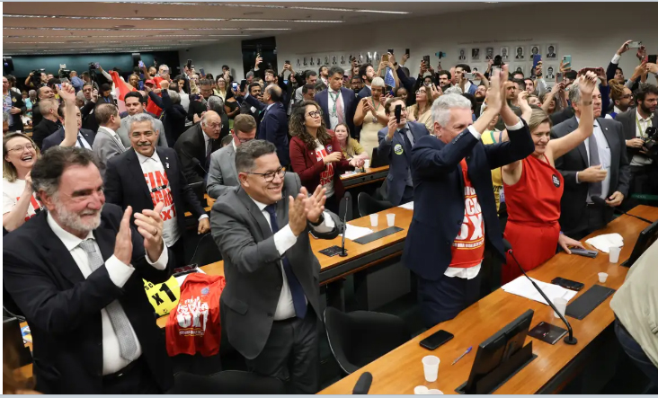 Comissão aprova relatório de PEC que acaba com escala 6X1