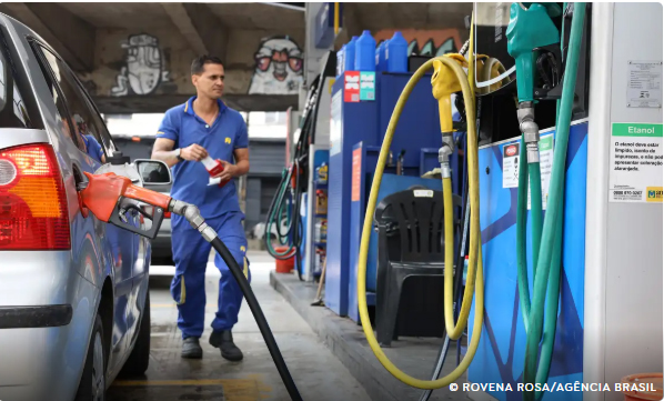 Petrobras sobe gasolina pela 1ª vez em 2 anos; subsídio reduz alta a R$ 0,04