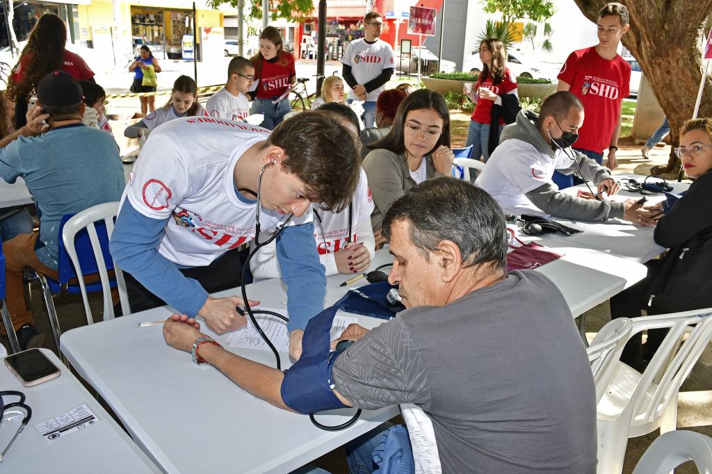 Prefeitura realiza ações de saúde em conjunto com a Unitau na Praça Dom Epaminondas nesta quinta