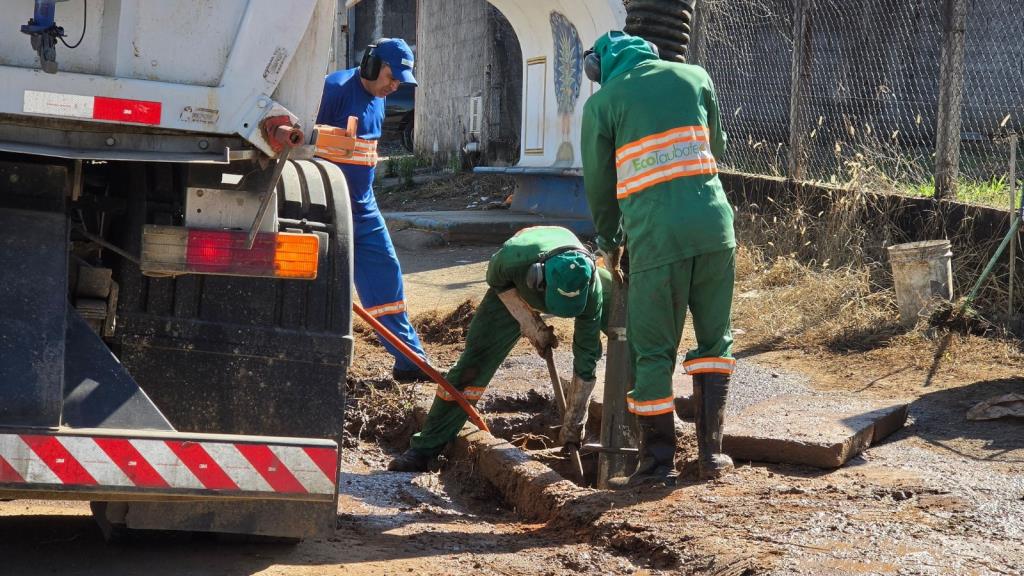 Prefeitura limpa mais de 700 bocas de lobo na região da Fonte Imaculada e retira cerca de cinco toneladas de resíduos