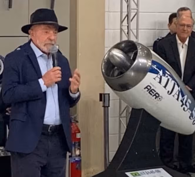 Lula visita DCTA e conhece turbina a gás movida a etanol desenvolvida em São José dos Campos