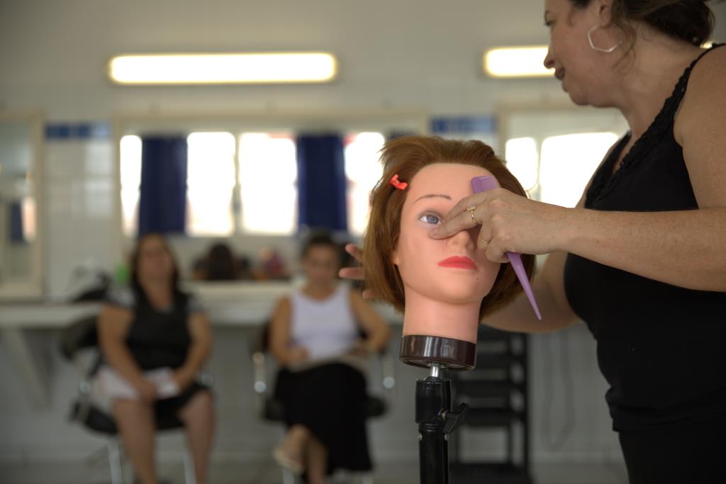 Escola do Trabalho tem mais de 300 vagas abertas em cursos profissionalizantes