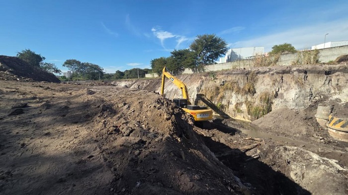 Taubaté avança em ações contra chuvas com desassoreamento de córrego na Vila São José