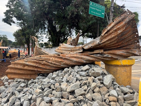Obras antienchente na Avenida do Povo avançam com troca de tubulação de décadas