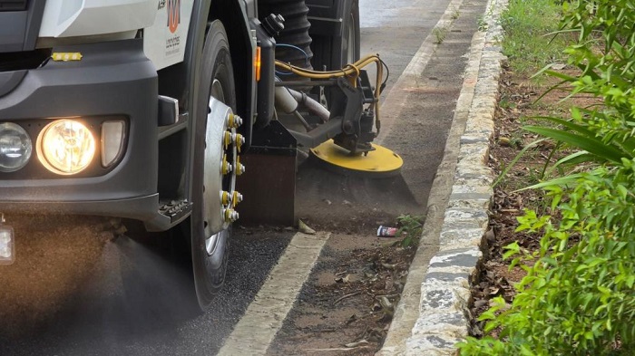 Varrição mecanizada coleta 70 toneladas de resíduos em julho em Taubaté
