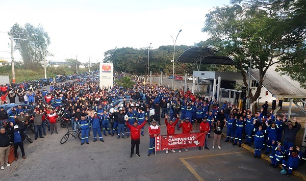 Trabalhadores da Novelis fazem paralisação pela Campanha Salarial