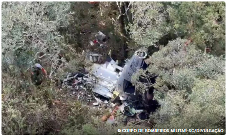 Bombeiros encontram helicóptero com corpo do cantor Rick