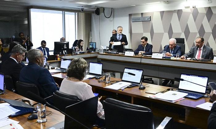 CCJ do Senado aprova PEC que acaba com jornada 6×1