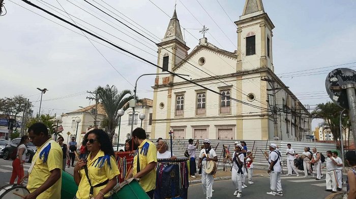 Cortejo da Festa do Folclore faz parada diante da Igreja do Rosário e reforça pedido de restauro