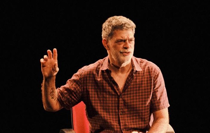 Sesc Taubaté recebe espetáculo “O Motociclista no Globo da Morte”, com Eduardo Moscovis
