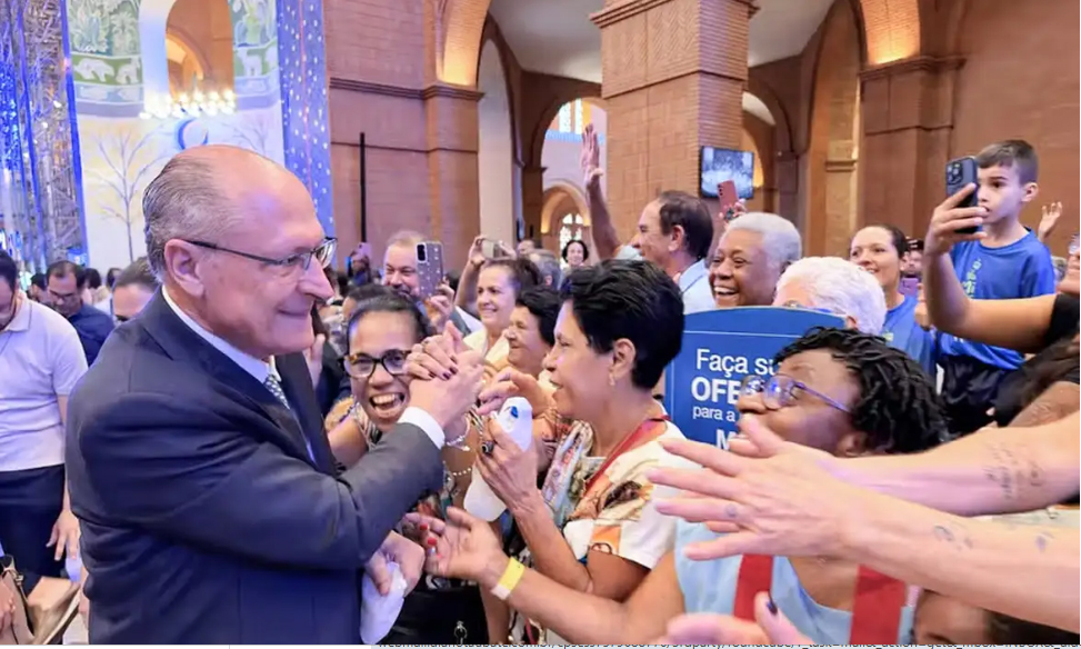 Alckmin anuncia calçada de 134 km para romeiros entre Arujá e Aparecida