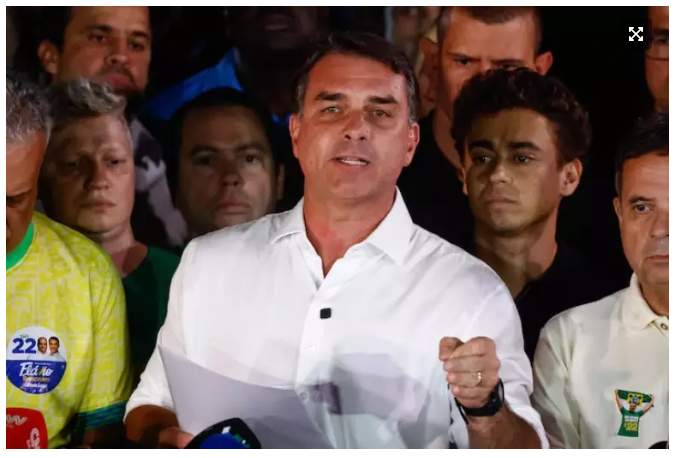 Flávio Bolsonaro volta atrás após se autoproclamar presidente e diz que é ‘líder do Brasil’