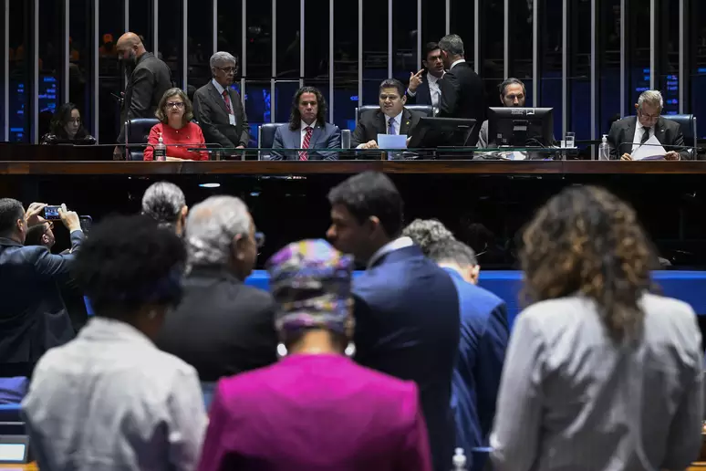 Senado aprova em primeiro e segundo turno PEC do fim da escala 6×1